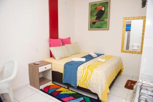 马卡帕Conforto Total - Família Mangas Monteiro的一间小卧室,配有一张床和镜子