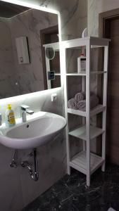 奥伯豪森Unterkunft A.Lambrecht的浴室设有白色水槽和镜子