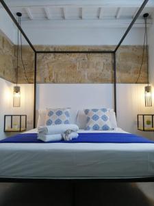 泰拉西尼B&B Sea Salt的一间卧室配有一张大床,提供蓝色的床单和枕头