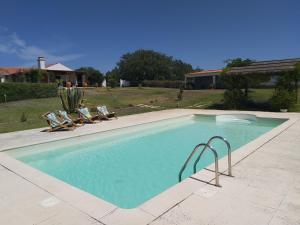 圣地亚哥-杜卡森Monte da Corte by Hi Alentejo的一个带两把草坪椅的游泳池