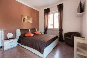 罗马Dream House spazioso appartamento tra Policlinico e Piazza Bologna的卧室配有床、椅子和窗户。