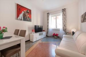 罗马Dream House spazioso appartamento tra Policlinico e Piazza Bologna的客厅配有白色沙发和电视