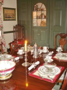 威廉斯堡Newport House Bed & Breakfast的餐桌上摆放着蜡烛和盘子