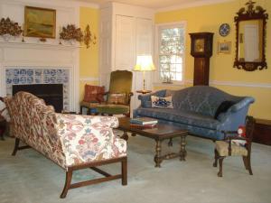威廉斯堡Newport House Bed & Breakfast的客厅配有沙发、椅子和桌子