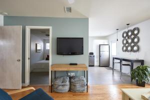 劳德代尔堡3 bedrooms apartment step from the beach的客厅设有壁挂式平面电视。