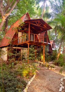 CabuyaCalala Lodge的森林中一座红色屋顶的房子