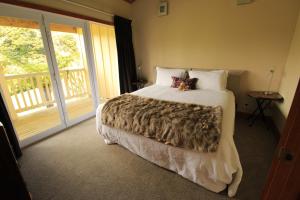 Donnellys CrossingWaipoua Lodge的一间卧室,床上放着两只动物