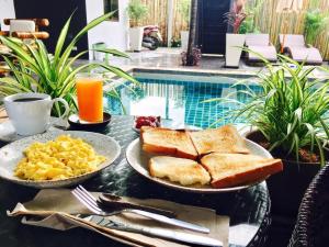 查汶苏梅岛之星宾馆的包括烤面包、炒鸡蛋和果汁的早餐桌