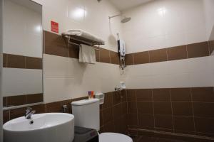 Adya Hotel Chenang的一间浴室