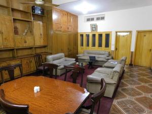伊斯兰堡The City Lodge的客房设有一张桌子、一张沙发和一张桌子及椅子。