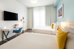 迈阿密海滩总统大酒店的配有一张床和一张书桌的酒店客房