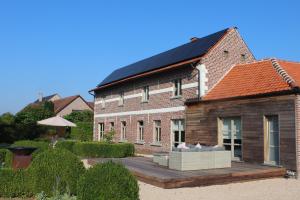莫塞勒Mille Étoiles的木甲板上设有太阳能屋顶的房子