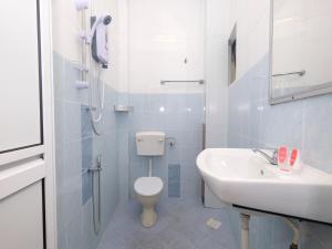 金马仑高原OYO 44029 Tudor Home Inn的白色的浴室设有卫生间和水槽。