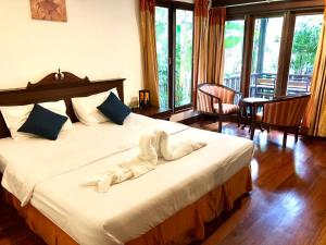 Haad Chao PhaoPhangan Paragon Resort & Spa by Pure Lifestyle的一间卧室配有一张带白色床单的大床