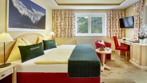 克里姆尔克劳克豪斯国家公园酒店的配有一张床和一张书桌的酒店客房