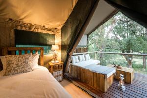 侯斯普瑞特Rukiya Safari Camp的一间帐篷内带两张床的卧室