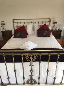 伊舍West End Lodge的一张带红色和黑色枕头的床