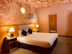 库伯佩迪沙漠卡文酒店的酒店客房配有一张床和电话