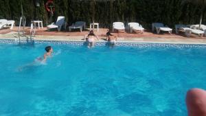 莱佩Hotel Valsequillo的一群人在游泳池游泳