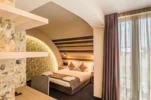 索非亚布达佩斯酒店的酒店客房设有床和窗户。