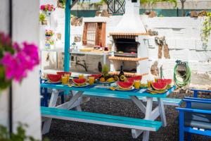 德尔锡伦西奥海岸Los MOXAICOS, TENERIFE的蓝色野餐桌,上面有水果和饮料