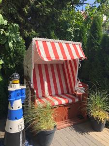 米兹多洛杰Villa Papaj的花园中带条纹椅子和灯塔