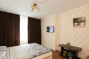 苏梅Apart-hotel on Kondrateva street New Building 7 floor的一间卧室配有一张床和吊扇