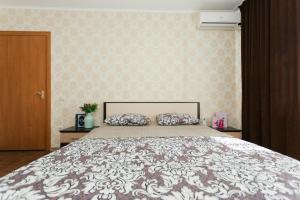 苏梅Apart-hotel on Kondrateva street New Building 7 floor的一间卧室配有一张带两个枕头的床