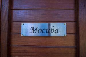 普拉伊拉多比莱尼Ossanzaia Bilene Lodge的木门上的标牌,上面写着摩洛哥语