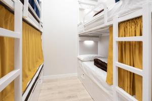 圣地亚哥－德孔波斯特拉Dream in Santiago的客房设有带黄色窗帘的双层床。
