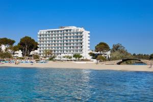 坎亚梅尔卡斯特尔皇家环球酒店的海滩旁的酒店