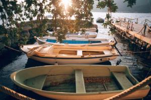 蒂瓦特卡鲁巴生态酒店的一条船绑在水面上的码头上