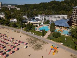 阿尔贝纳Kaliakra Mare Hotel - Ultra All Inclusive的享有海滩的空中景致,设有遮阳伞和度假村