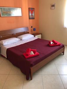 焦亚陶罗Attico Rosa的一间卧室配有一张带红色毛巾的床