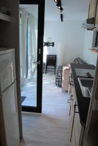 茨韦特尔Tiny House Ruheoase的厨房设有通往用餐室的门