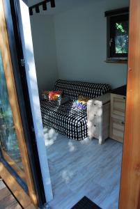 茨韦特尔Tiny House Ruheoase的一间卧室配有一张床和一个梳妆台