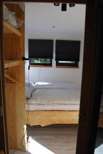 茨韦特尔Tiny House Ruheoase的一间卧室设有一张床和两个窗户。