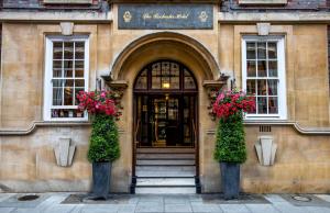 伦敦Rochester Hotel by Blue Orchid的门前有两朵花的建筑