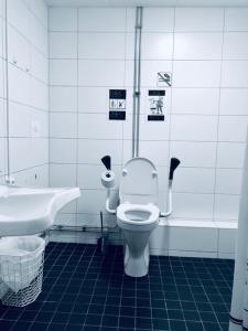 耶尔费拉Golden Hostel的浴室配有卫生间、浴缸和水槽。