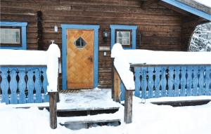 LimaCozy Home In Lima With Wifi的雪中带蓝色门的木屋