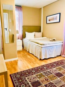 耶尔费拉Golden Hostel的一间卧室配有一张大床和地毯。