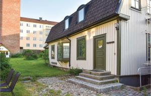 卡尔斯克鲁纳Gorgeous Apartment In Karlskrona With Wifi的一座带绿门和楼梯的小房子