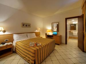 拉卢纳酒店客房内的一张或多张床位