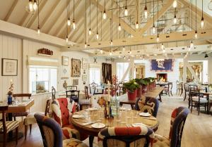 奇切斯特古德伍德酒店 的一间带桌椅和壁炉的餐厅