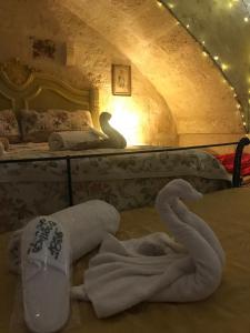 法萨诺Palazzo Savoia 1856的一间位于地板上带毛巾的床的客房