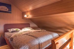 MirnaVineyard Cottage Urban的木制客房内的一间卧室,配有一张床