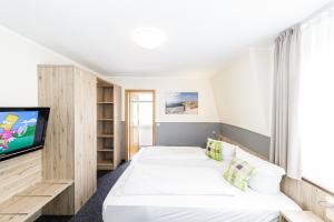 库克斯港Gästehaus Alexandra的一间卧室配有两张床和一台平面电视