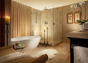 杰克逊小溪侧乡村旅馆的大型浴室设有浴缸和淋浴。