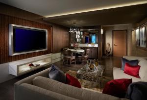 坦帕塞米诺尔硬岩酒店和坦帕赌场的带沙发和电视的客厅