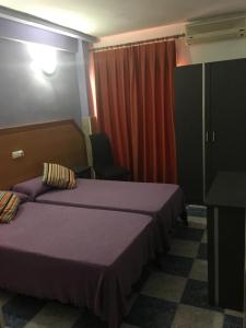 库列拉解放者酒店的酒店客房设有两张床和电视。